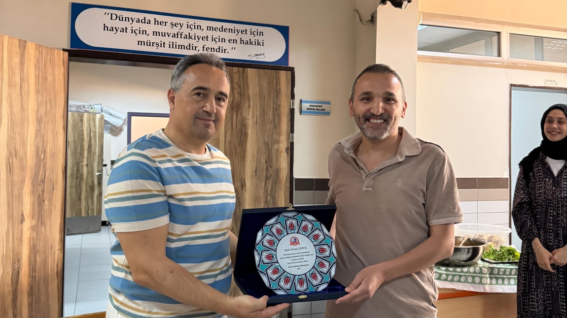 MÜDÜRÜMÜZ SAYIN ÖZCAN ÇAPUK'UN OKULUMUZDAKİ GÖREV SÜRESİ SONA ERMİŞTİR. OKULUMUZA KATTIĞI TÜM GÜZELLİKLER VE BAŞARILARDAN DOLAYI TEŞEKKÜR EDER YENİ GÖREV YERİNDE BAŞARILAR DİLERİZ.